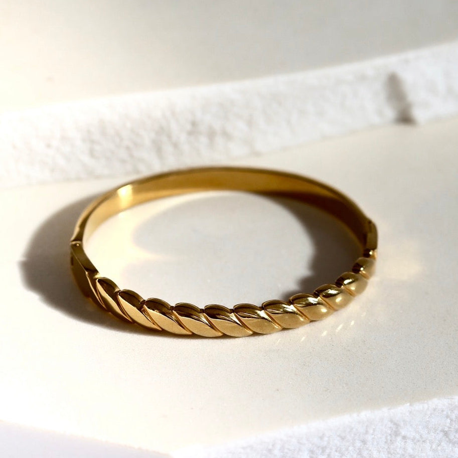 Poppy twisted bangle