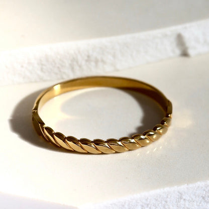 Poppy twisted bangle
