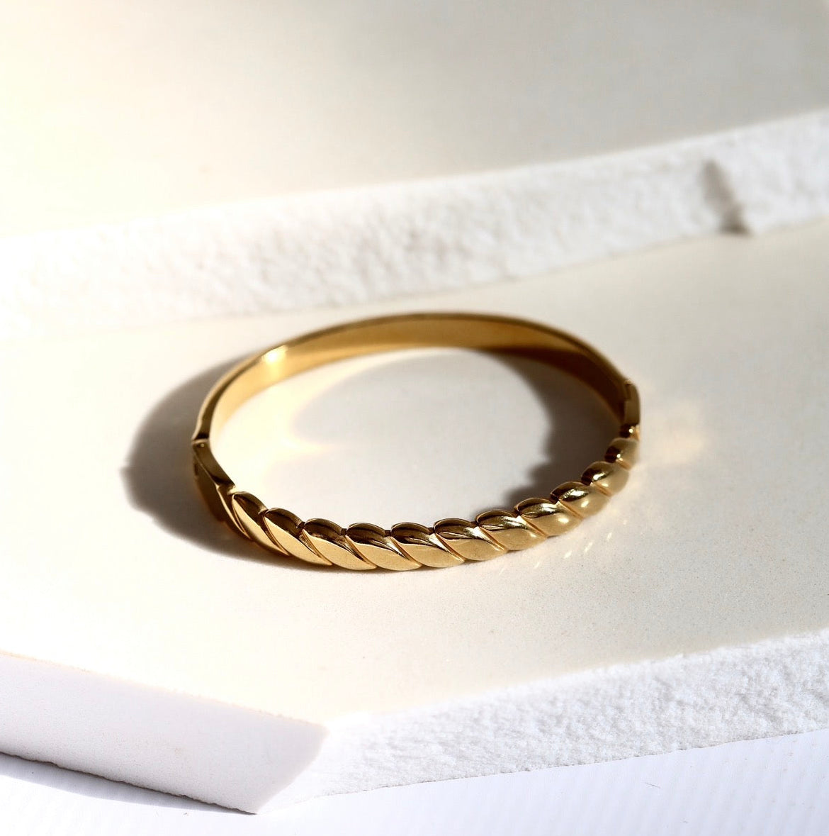 Poppy twisted bangle